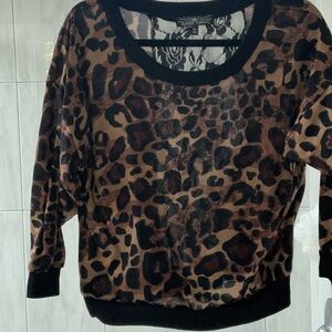 🥰Almost Famous sz L animal print top, back lace insert🥰